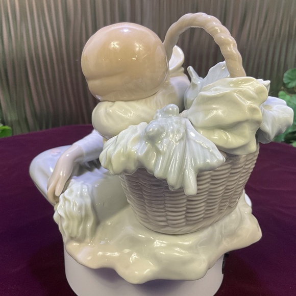 Lladro Figurine Girl Resting on Wicker Basket - Picture 3 of 7